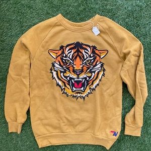 TIGER PRINT CREW SWEATSHIRT in Gold (Honey)